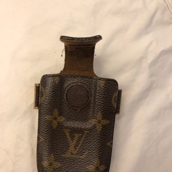 Louis Vuitton small phone, case worn for 4 yrs used to fit a flip phone. 🤦🏿♀️ - Picture 3 of 10